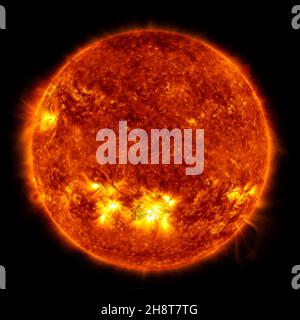 Washington, Usa. 02nd Dez 2021. Dieses Bild, das einen Sonnenblitz der Klasse X1,0 im Zentrum der Sonne zeigt, wurde am 28. Oktober 2021 vom Solar Dynamics Observatory der NASA aufgenommen und zeigt eine Mischung aus Licht der Wellenlängen 171 und 304 Angström. Sonneneruptionen sind starke Strahlungsausbrüche. Schädliche Strahlung eines Lichtreflexes kann die Erdatmosphäre nicht passieren, um den Menschen auf dem Boden körperlich zu beeinflussen. Wenn sie jedoch intensiv genug ist, können sie die Atmosphäre in der Schicht, in der GPS- und Kommunikationssignale übertragen werden, stören. NASA/UPI Credit: UPI/Alamy Live News Stockfoto