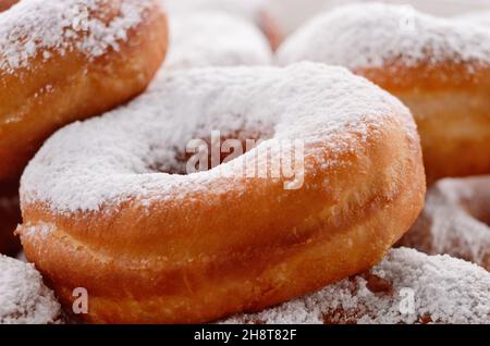 Puderzucker knusprige Donuts closeup Stockfoto