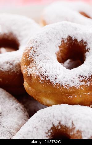 Puderzucker knusprige Donuts closeup Stockfoto