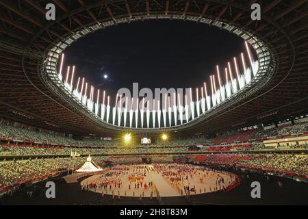 Tokio, Japan. 02nd Dez 2021. Feuerwerk beendet die Feierlichkeiten während der Eröffnungszeremonien der Olympischen Spiele 2020 im Olympiastadion von Tokio in Tokio, Japan, am Freitag, den 23. Juli 2021. Foto von Tasos Katopodis/UPI Credit: UPI/Alamy Live News Stockfoto