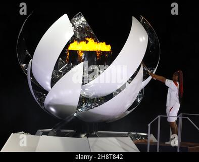 Tokio, Japan. 02nd Dez 2021. Der japanische Tennisstar Naomi Osaka beleuchtet den olympischen Kessel während der Eröffnungszeremonie der Olympischen Spiele 2020 im Olympiastadion von Tokio in Tokio, Japan, am Freitag, den 23. Juli 2021. Foto von Tasos Katopodis/UPI Credit: UPI/Alamy Live News Stockfoto