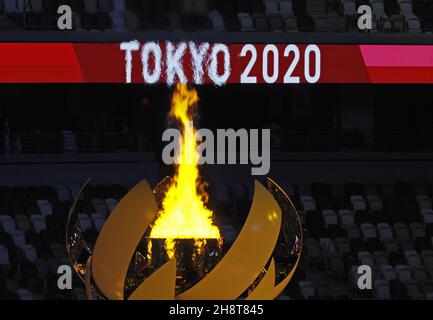 Tokio, Japan. 02nd Dez 2021. Der japanische Tennisstar Naomi Osaka zündete den olympischen Kessel während der Eröffnungszeremonie der Olympischen Spiele 2020 im Olympiastadion von Tokio in Tokio, Japan, am Freitag, den 23. Juli 2021 an. Foto von Tasos Katopodis/UPI Credit: UPI/Alamy Live News Stockfoto