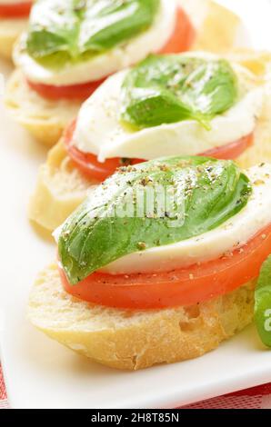 Caprese Mozzarella, Tomaten und Basilikum Closeup sandwiches Stockfoto