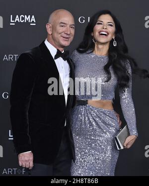 Los Angeles, Usa. 02nd Dez 2021. Jeff Bezos und Lauren Sanchez nehmen am Samstag, den 6. November 2021, an der jährlichen Gala des LACMA Art Film 10th im Los Angeles County Museum of Art in Los Angeles Teil. Foto von Jim Ruymen/UPI Credit: UPI/Alamy Live News Stockfoto