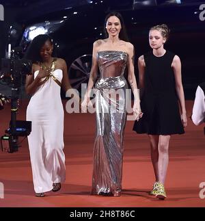 Rom, Italien. 02nd Dez 2021. Angelina Jolie (C), begleitet von ihren Töchtern Zahara Marley Jolie-Pitt (L) und Shiloh Jolie-Pitt (R), geht auf dem roten Teppich bei der Filmpremiere „Eternals“ während des Rome Film Fest 16th 2021 am Sonntag, 24. Oktober 2021, in Rom, Italien. Foto von Rocco Spaziani/UPI Credit: UPI/Alamy Live News Stockfoto