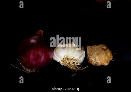 Es gibt eine Vielzahl von Gemüse, Kartoffeln, Spitzkürbis, Karela, Zwiebeln, Knoblauch, Ingwer, Blumenkohl, Kohl Stockfoto