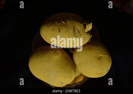 Es gibt eine Vielzahl von Gemüse, Kartoffeln, Spitzkürbis, Karela, Zwiebeln, Knoblauch, Ingwer, Blumenkohl, Kohl Stockfoto