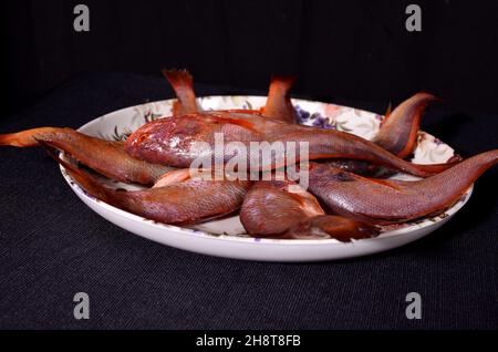 Frischer bhola bhetki Fisch ist auf dem Teller angeordnet Stockfoto