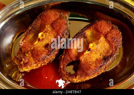 Gebratener köstlicher Fisch von Bengalis, Fischbrötchen, gebratener Fisch mit rotem Chilipulver Stockfoto