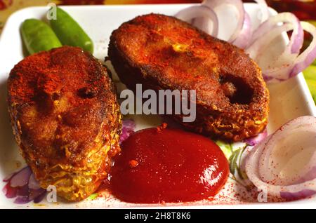 Gebratener köstlicher Fisch von Bengalis, Fischbrötchen, gebratener Fisch mit rotem Chilipulver Stockfoto