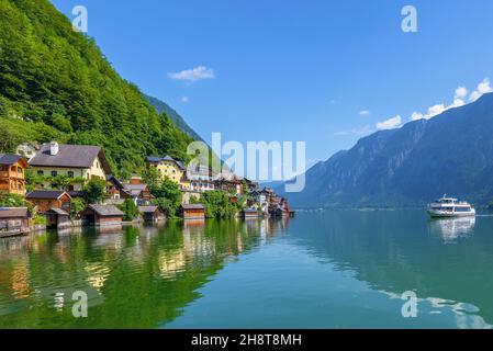 Hallstatt, Österreich - Eine Postkartenansicht des berühmten Dorfes Hallstatt, die sich in der Neuaufnahme im Hallstattersee widerspiegelt Stockfoto