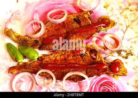 Gebratener köstlicher Fisch von Bengalis, Fischbrötchen, gebratener Fisch mit rotem Chilipulver Stockfoto