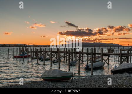 Steg in Allensbach am Bodensee bei Abendlicht Stockfoto