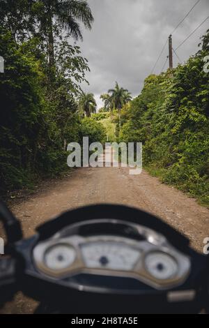 Sichtbild einer Person, die ein Motorrad auf einer Landstraße fährt Stockfoto