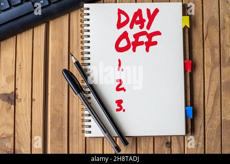 Konzeptionelle Bildunterschrift Tag aus. Internet-Konzept, wenn Sie nicht zur Arbeit gehen, obwohl es in der Regel ein Arbeitstag leer Open Clipped Journal neben Stockfoto