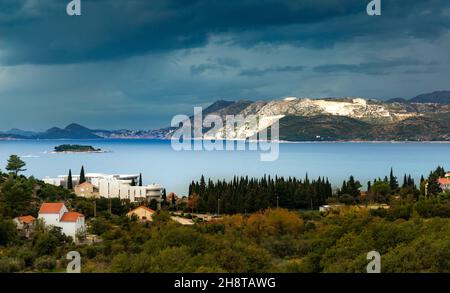 Adriaküste im Winter. Dramatisches Wetter. Bezirk Cavtat. Kroatien. Stockfoto