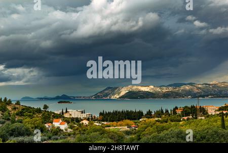 Adriaküste im Winter. Dramatisches Wetter. Bezirk Cavtat. Kroatien. Stockfoto