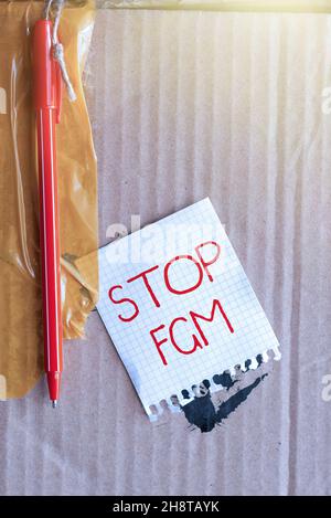 Schreiben mit Text Stopp FGM. Unternehmensübersicht Schluss mit Genitalschnitt und Beschneidung Denken Neue helle Ideen, die Kreativität erneuern und Stockfoto