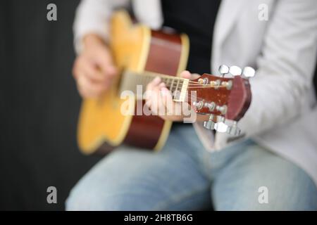 Portrait von Männern Musiker spielen Gitarre im Studio. Stockfoto