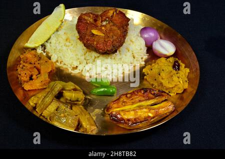 Bengalis Lieblings-Gemüse- und Fischreis, Fish Fry & Fish Curry Stockfoto