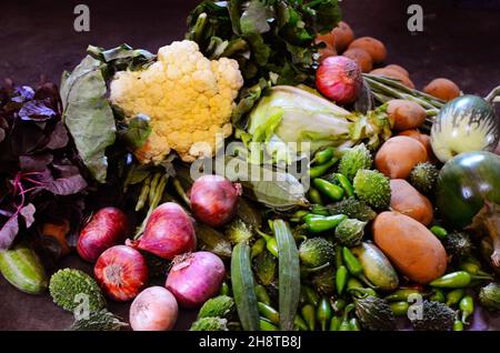 Es gibt eine Vielzahl von Gemüse, Kartoffeln, Spitzkürbis, Karela, Zwiebeln, Knoblauch, Ingwer, Blumenkohl, Kohl Stockfoto