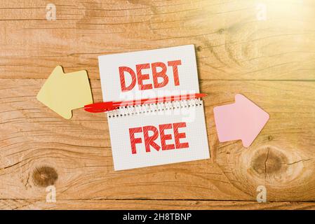 Textschild mit der Anzeige „Debt Free“. Geschäftsidee frei vom Besitz von Geld zu jeder Einzelperson oder einem Unternehmen Anzeige von verschiedenen Farbe Sticker Notizen arrangiert Stockfoto