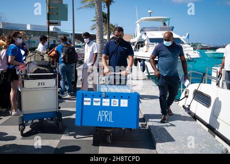 April, eine Olive ridley Meeresschildkröte, setzt ihre Reise nach Großbritannien fort, als sie am Velana International Airport in Male, Malediven, ein Boot aussteigt. Bilddatum: 19. November 2021. Siehe PA Geschichte UMWELT Turtle Maldives. April, die in ihr neues Zuhause am Sea Life Loch Lomond verlegt wurde, wurde auf der Meeresoberfläche im Raa Atoll auf den Malediven schwebend in einem ausrangierten Fischernetz mit fehlendem rechten vorderen Flipper und einem Plastikbeutel um den Hals gefunden. Aufgrund von Problemen mit dem Auftrieb kann sie nicht tauchen, was eine Rückkehr in die Wildnis unmöglich macht. Stockfoto