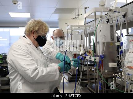 Datei-Foto vom 13/02/21 von Premierminister Boris Johnson beim Besuch der Fujifilm Diosynth Biotechnologies-Anlage, die die Größe ihres Standorts in Billingham, Teesside, verdoppeln wird und die größte multimodale biopharmazeutische Produktionsstätte in Großbritannien schaffen wird. Stockfoto