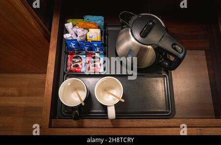 Kaffee- und Teekocher in einem Hotelzimmer. Stockfoto