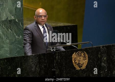 New York, USA. 02nd Dez 2021. Abdulla Shahid, Präsidentin der Generalversammlung der Vereinten Nationen (UNGA) von 76th, spricht am 1. Dezember 2021 im UN-Hauptquartier in New York über die Frage Palästinas und die Lage im Nahen Osten. Abdulla Shahid betonte am Mittwoch die Notwendigkeit von Maßnahmen und nicht von Worten, um eine Lösung für die palästinensische Frage zu finden. (Manuel Elias/UN Photo/Handout via Xinhua) Quelle: Xinhua/Alamy Live News Stockfoto