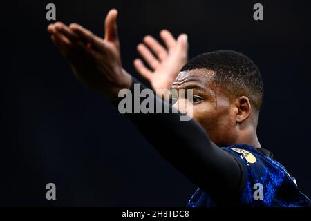 Mailand, Italien. 01. Dezember 2021. Denzel Dumfries vom FC Internazionale reagiert während des Fußballspiels der Serie A zwischen dem FC Internazionale und Spezia Calcio. Kredit: Nicolò Campo/Alamy Live Nachrichten Stockfoto