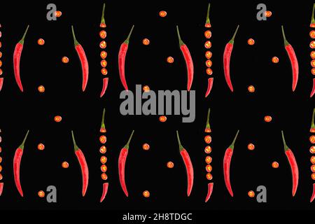 Nahtloses Gewürzmuster mit roten Chili-Paprika-Schoten vertikal, Scheiben geschnittenen Paprikaschoten auf schwarzem Hintergrund. Gesunde Ernährung Konzept Stockfoto