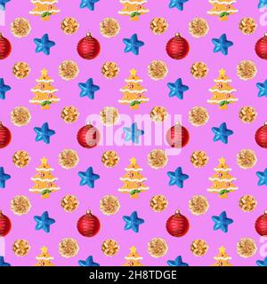 Nahtloses Neujahrsmuster aus Weihnachtsbaum-Spielzeug in Form von Fichte aus Cookies, roten Kugeln, blauen Sternen, goldenen Zapfen auf rosa Hintergrund Durchm Stockfoto