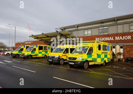 NHS Krankenwagen außerhalb der Regionalen großes Trauma Center oder Unfall und Notfall bei James Cook University Hospital in Middlesbrough Stockfoto