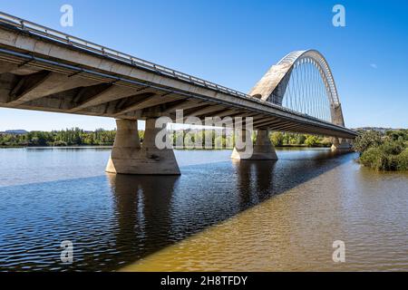 Die Lusitania 1991 Brücke über den Fluss Guadiana in Mérida, Extremadura, Spanien. Es wurde von dem berühmten spanischen Architekten Santiago Cal konzipiert Stockfoto