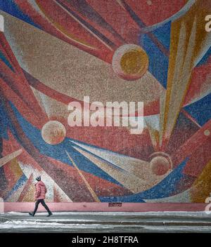 23rd. Februar 2019, Russland, Tomsk, Teenager geht an der Kunsttafel mit kosmischem Thema an der Wand vorbei Stockfoto