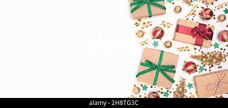 Banner mit Weihnachtsschmuck und Geschenken auf weißem Hintergrund. Stockfoto