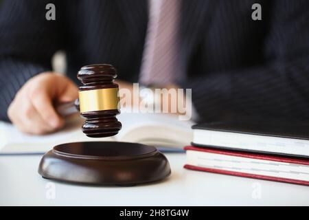 Ein Mann im Gavel eines Richters in seinen Händen, Nahaufnahme Stockfoto