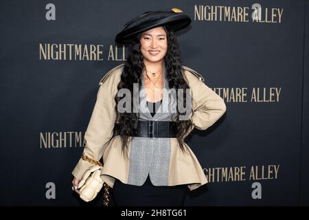 New York, USA. 01st Dez 2021. Ein Gast besucht die New Yorker Weltpremiere von „Nightmare Alley“ in der Alice Tully Hall in New York, New York, am 1. Dezember 2021. Foto von Gabriele Holtermann/Sipa USA) Quelle: SIPA USA/Alamy Live News Stockfoto