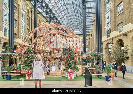 Weihnachtsstand in Hay's Gallerie am Südufer der Themse, London, november 2021. Stockfoto