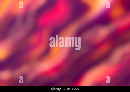 Verschwommener dunkelvioletter und roter Hintergrund mit Wellenlinien-Muster. Defokussierte, abstrakte violette Hintergrundkulisse mit Unschärfe und Bokeh. Verschwommene Fliederwand Stockfoto