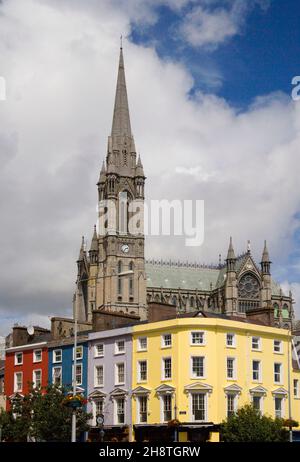 die st Colmans Cathedral dominiert die Skyline von cobh im County Cork im Süden irlands Stockfoto
