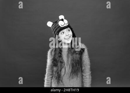 Machen Sie einen Wunsch. Glückliche Kindheit. Glückliche Teenager-Mädchen tragen warme Kleidung. Fühlen Sie sich wohl und gemütlich bei jedem Wetter. Winterurlaub und Urlaub. Kind im Hut Stockfoto