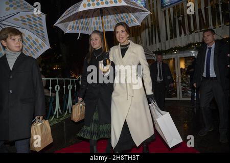 Crownprinzessin Mary von Dänemark mit Kindern Prinzessin Isabella bei der Premiere des Balletts "die Schneekönigin" im Tivoli in Kopenhagen, Dennmark am 1. Dezember 2021. Die Queen ist die Bühnenbildnerin der Performance, die am 2019 in der Tivoli Concert Hall uraufgeführt wurde und am 1st 2021. Dezember wiedereröffnet wird. Die Schneekönigin von Hans Christian Andersen ist eine originelle Geschichte von Freundschaft, Liebe und Brave. Die Geschichte wurde erstmals im Dezember 1844 veröffentlicht. Foto von Stella Pictures/ABACAPRESS.COM Stockfoto