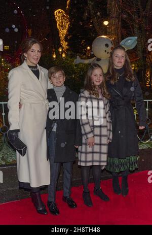 Crownprinzessin Mary Ankunft mit den Kindern Isabella und den Zwillingen Josephine und Vincent zur Ballettpremiere. Teilnahme an der Premiere des Balletts „die Schneekönigin“ im Tivoli in Kopenhagen, Dennmark am 1. Dezember 2021. Die Queen ist die Bühnenbildnerin der Performance, die am 2019 in der Tivoli Concert Hall uraufgeführt wurde und am 1st 2021. Dezember wiedereröffnet wird. Die Schneekönigin von Hans Christian Andersen ist eine originelle Geschichte von Freundschaft, Liebe und Brave. Die Geschichte wurde erstmals im Dezember 1844 veröffentlicht. Foto von Stella Pictures/ABACAPRESS.COM Stockfoto