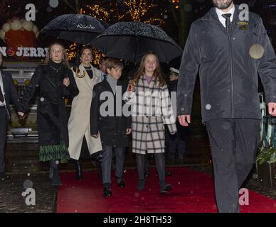 Crownprinzessin Mary von Dänemark mit den Kindern Prinzessin Isabella (links) und den Zwillingen Vincent und Josephine. Teilnahme an der Premiere des Balletts „die Schneekönigin“ im Tivoli in Kopenhagen, Dennmark am 1. Dezember 2021. Die Queen ist die Bühnenbildnerin der Performance, die am 2019 in der Tivoli Concert Hall uraufgeführt wurde und am 1st 2021. Dezember wiedereröffnet wird. Die Schneekönigin von Hans Christian Andersen ist eine originelle Geschichte von Freundschaft, Liebe und Brave. Die Geschichte wurde erstmals im Dezember 1844 veröffentlicht. Foto von Stella Pictures/ABACAPRESS.COM Stockfoto