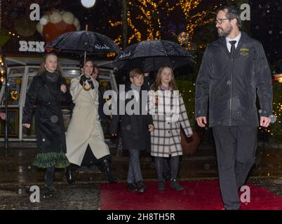 Crownprinzessin Mary von Dänemark mit den Kindern Prinzessin Isabella (links) und den Zwillingen Vincent und Josephine. Teilnahme an der Premiere des Balletts „die Schneekönigin“ im Tivoli in Kopenhagen, Dennmark am 1. Dezember 2021. Die Queen ist die Bühnenbildnerin der Performance, die am 2019 in der Tivoli Concert Hall uraufgeführt wurde und am 1st 2021. Dezember wiedereröffnet wird. Die Schneekönigin von Hans Christian Andersen ist eine originelle Geschichte von Freundschaft, Liebe und Brave. Die Geschichte wurde erstmals im Dezember 1844 veröffentlicht. Foto von Stella Pictures/ABACAPRESS.COM Stockfoto