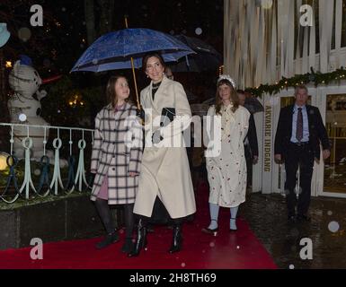 Prinzessin Josephine mit Mutter Crownprinzessin Mary von Dänemark. Im Hintergrund die dänische Künstlerin „Oh Land“ Nanna Ãhland Fabricius bei der Premiere des Balletts „die Schneekönigin“ im Tivoli in Kopenhagen, Dennmark am 1. Dezember 2021. Die Queen ist die Bühnenbildnerin der Performance, die am 2019 in der Tivoli Concert Hall uraufgeführt wurde und am 1st 2021. Dezember wiedereröffnet wird. Die Schneekönigin von Hans Christian Andersen ist eine originelle Geschichte von Freundschaft, Liebe und Brave. Die Geschichte wurde erstmals im Dezember 1844 veröffentlicht. Foto von Stella Pictures/ABACAPRESS.COM Stockfoto