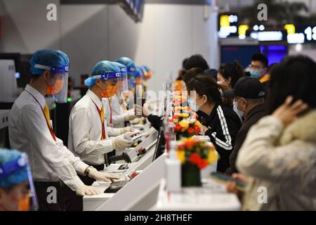 Haikou, Chinas Provinz Hainan. 2nd Dez 2021. Passagiere checken am 2. Dezember 2021 im Terminal 2 des internationalen Flughafens Meilan in Haikou, südchinesische Provinz Hainan, ein. Das Erweiterungsprojekt des internationalen Flughafens Meilan auf der südchinesischen Resortinsel Hainan wurde am 2. Dezember offiziell in Betrieb genommen. Das Projekt besteht aus einem neuen Terminal, einer 3.600 Meter langen Start- und Landebahn und Bodenverkehrseinrichtungen. Quelle: Yang Guanyu/Xinhua/Alamy Live News Stockfoto