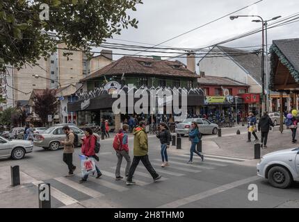 Nicht identifizierte Personen in der Innenstadt von Bariloche, Patagonien, Argentinien Stockfoto